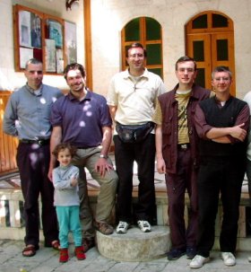 don Andrea (al centro) con alcuni amici presso una comunit cattolica di Antiochia